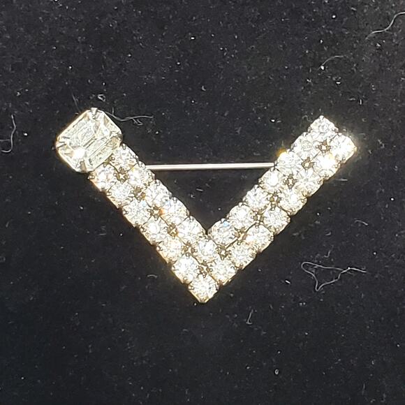 Clear Rhinestone Silver Tone V Unsigned Brooch Pin 1.5" Vtg - Picture 1 of 5